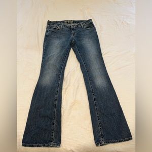 Super cute low rise jeans no damages!! Flair jeans